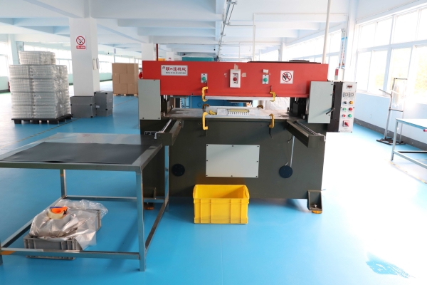 吸(xī)塑包裝生産車間(jian)