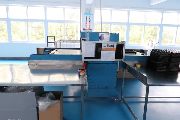 吸(xī)塑包裝生産車間(jiān)