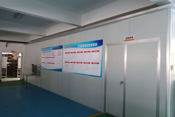 吸塑包(bāo)裝生産車(chē)間